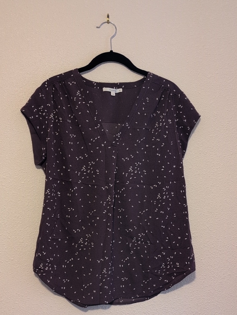 Vince Camuto Plum Speckled V-Neck Short Sleeve Blouse